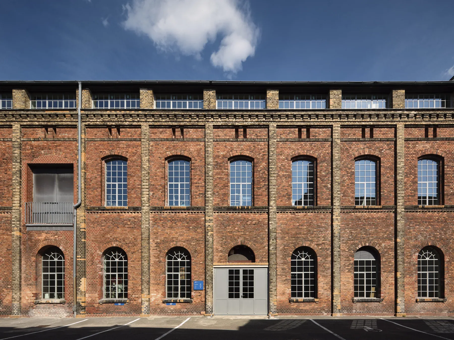 Frontale Backsteinfassade einer Produktionshalle