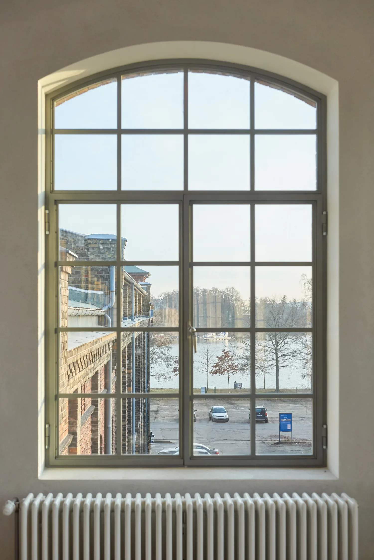 Blick aus dem Fenster einer Stockwerksfabrik